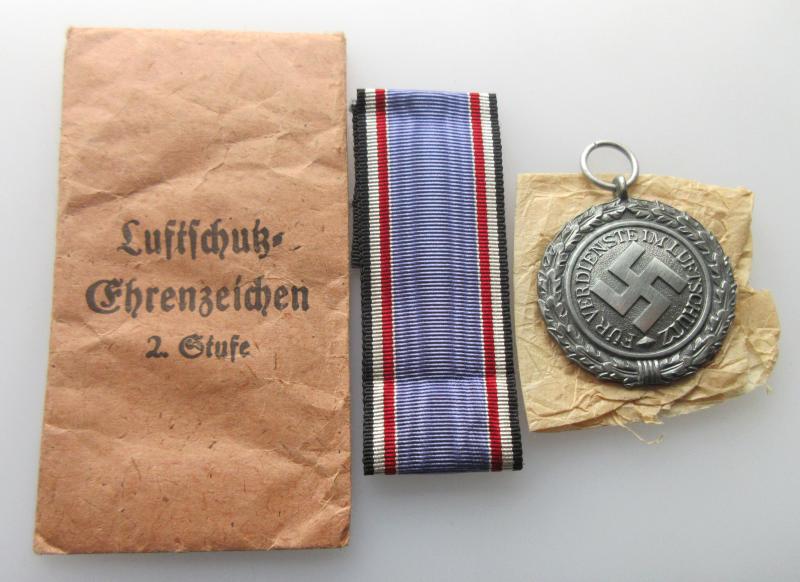 LUFTSCHUTZ MEDAL & ISSUE PACKET maker marked.