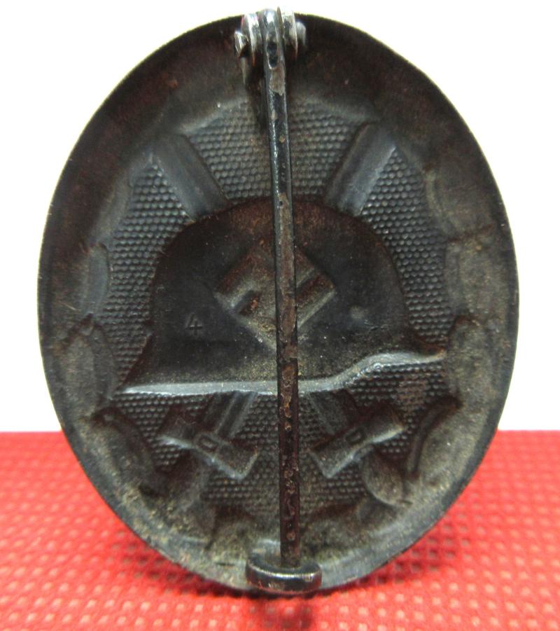 MAKER MARKED BLACK WOUND BADGE