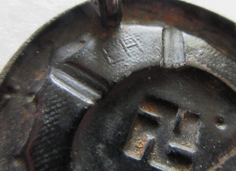 TRIPLE MAKER MARKED BLACK WOUND BADGE