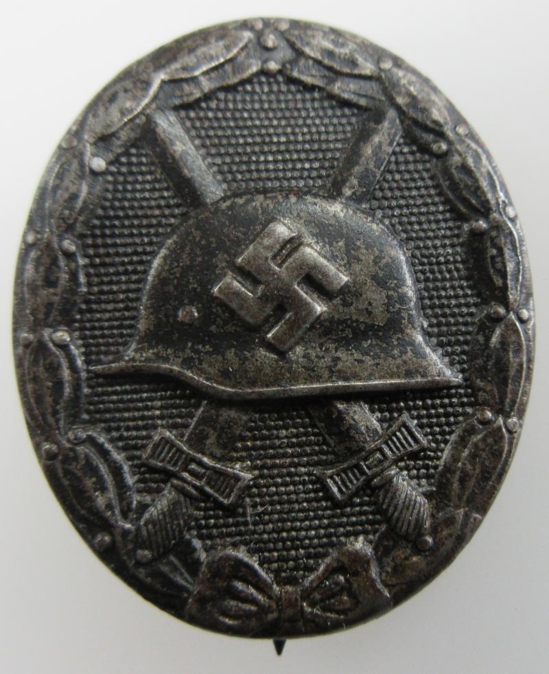 SINGLE PIECE BLACK WOUND BADGE maker marked