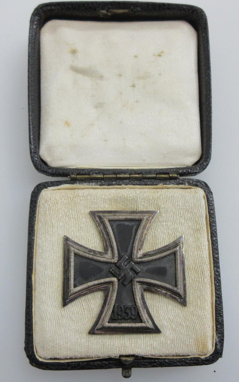 1st CLASS IRON CROSS & ISSUE CASE maker marked